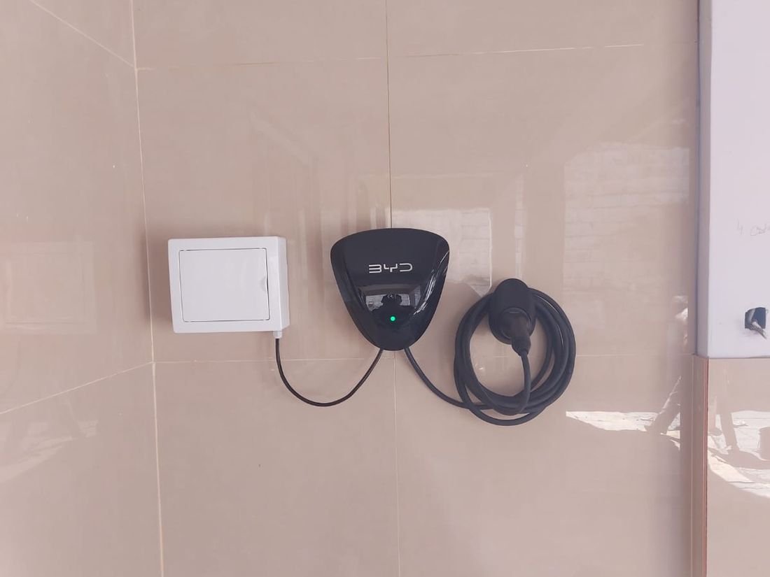 Carregador veicular wallbox instalado em garagem residencial