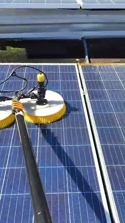 Limpeza técnica de módulos solares com escova rotativa