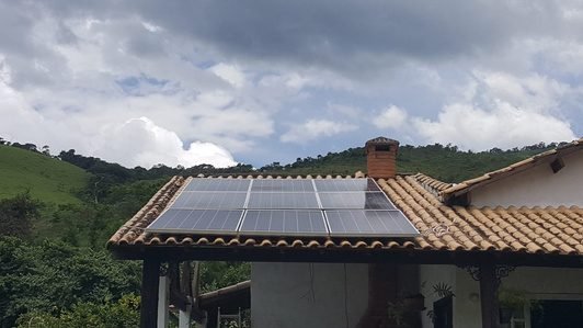Sistema solar off grid com 9 módulos e banco de baterias em sítio em Bananal, São Paulo