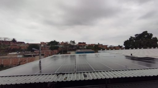 Instalação de 260 módulos fotovoltaicos em telhado industrial em Bangu, Rio de Janeiro