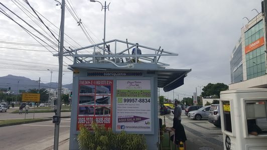 12 módulos com microinversor instalados em estrutura metálica sobre ponto comercial na Barra da Tijuca