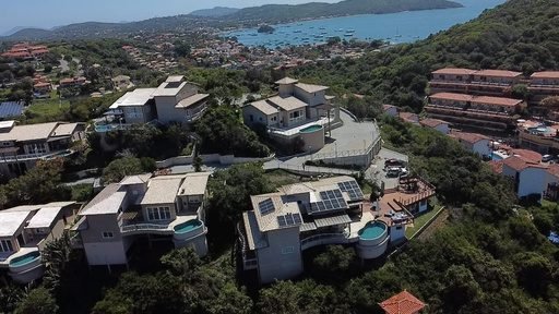 20 módulos com microinversor instalados em casa de alto padrão em Búzios, Rio de Janeiro