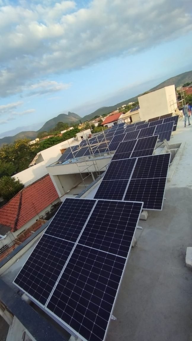 36 módulos com microinversor instalados em residência em Camboinhas, Niterói