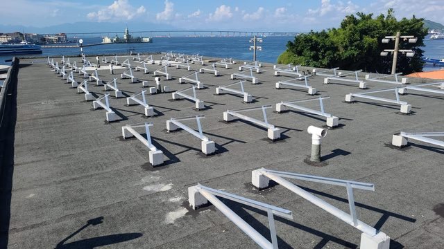 216 módulos solares instalados em laje de prédio no Centro do Rio de Janeiro