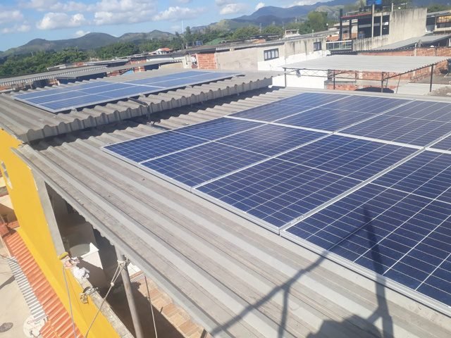 21 módulos solares instalados em telhado comercial em Deodoro, Rio de Janeiro