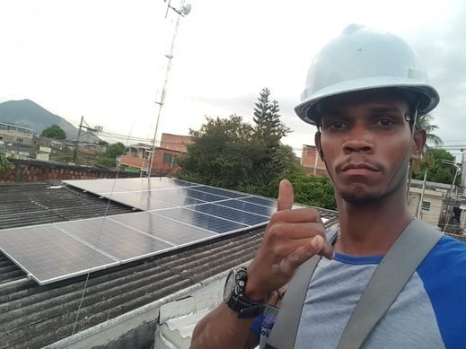 Técnico da Energia Solar Rio com capacete de segurança durante instalação de módulos solares