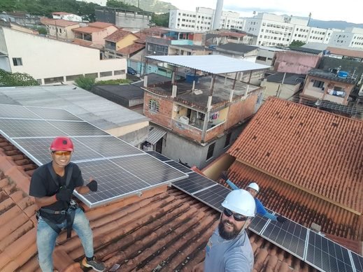 Dupla de instaladores da Energia Solar Rio durante obra em telhado residencial