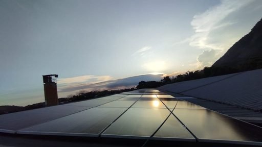 158 módulos solares instalados em telhado metálico em Maricá, Rio de Janeiro