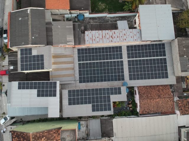 Vista aérea de instalação com 180 módulos solares em Realengo, Rio de Janeiro