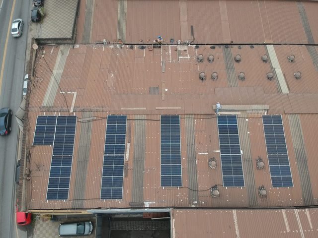 Vista aérea de 40 módulos solares instalados em Volta Redonda, Rio de Janeiro